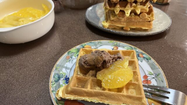 休日の朝ごはんに焼き立てワッフル