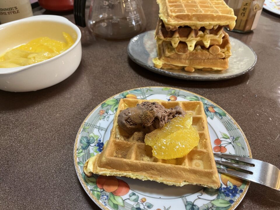 休日の朝ごはんに焼き立てワッフル