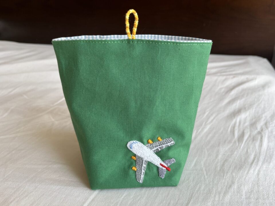 ポーチの後ろ面。飛行機の刺繍。