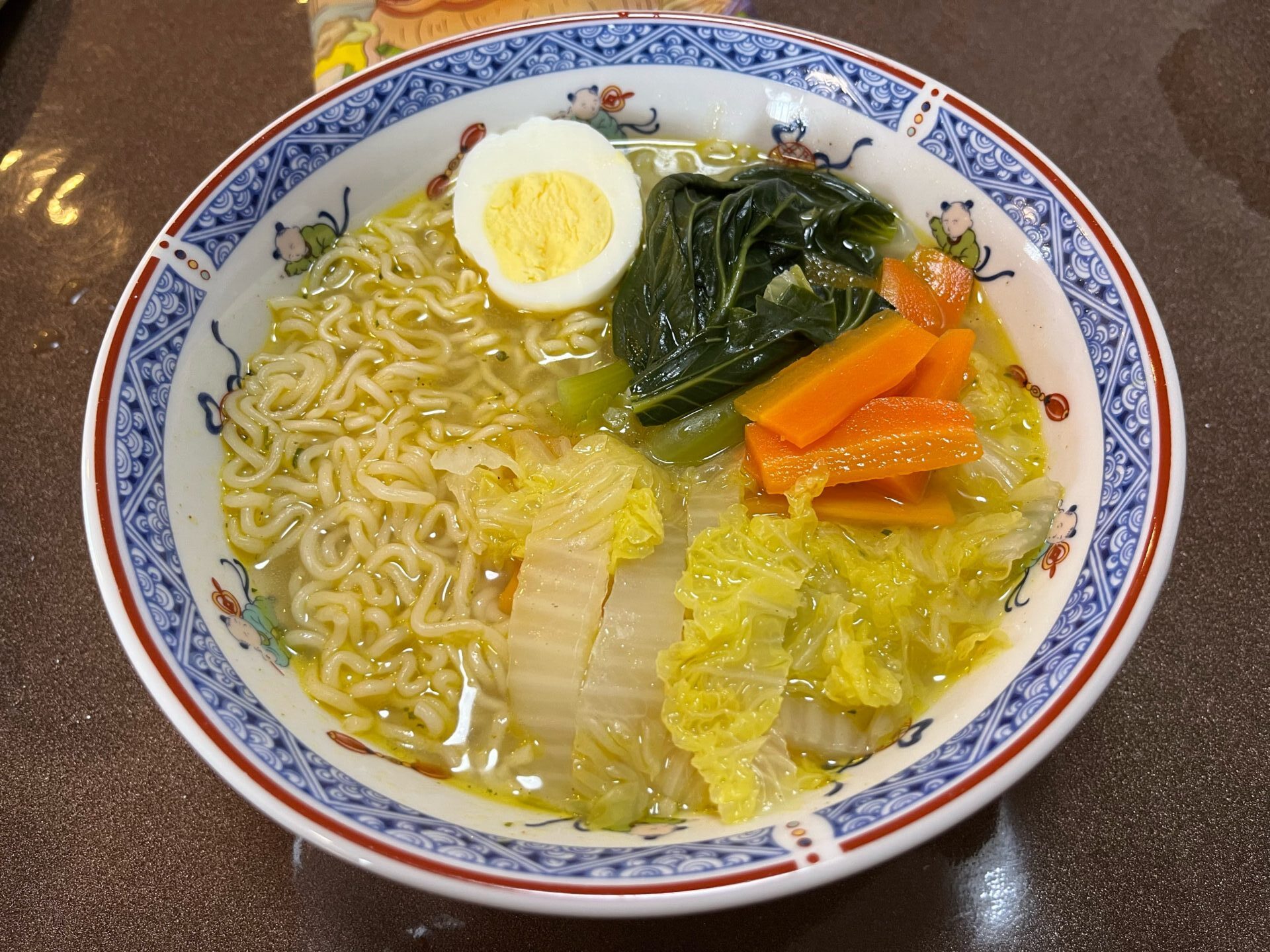 袋麺に、お野菜と卵をたっぷりトッピング