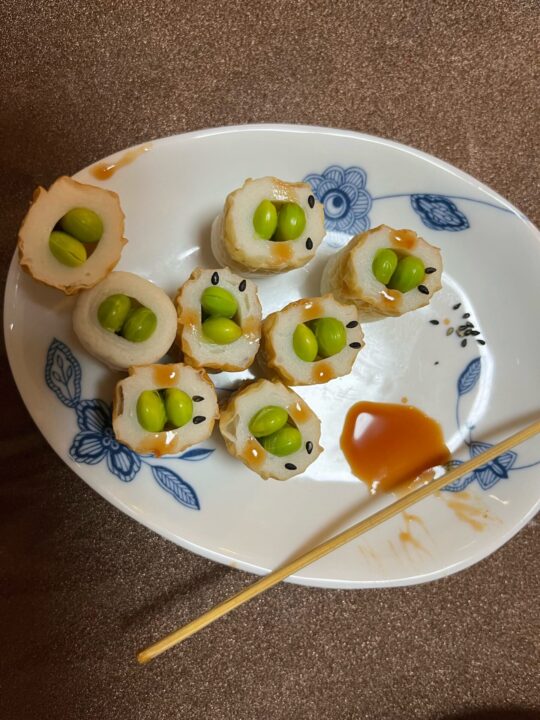 ちくわに枝豆を詰め、胡麻で目を、ケチャップでほっぺたを作ります。