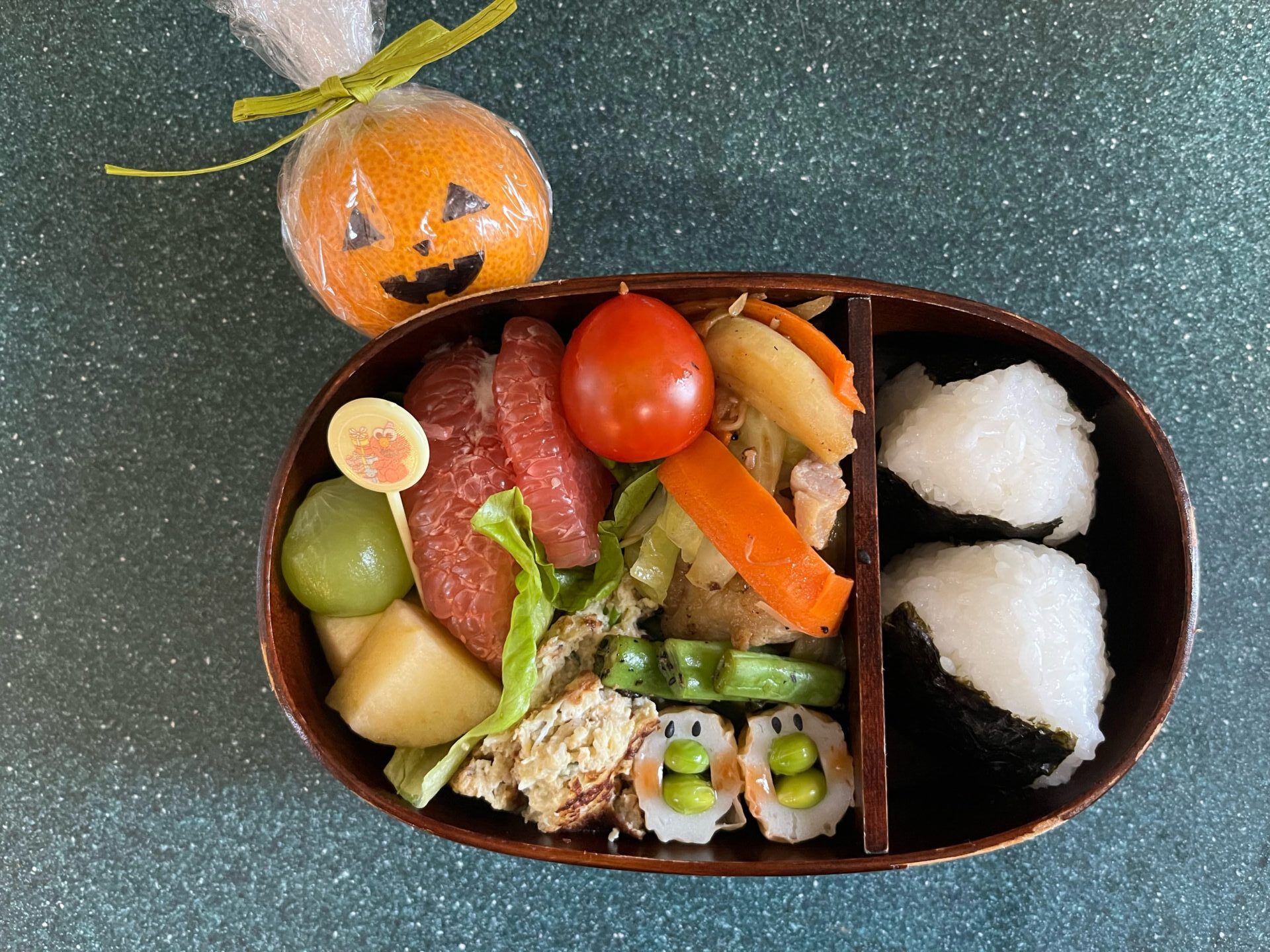 今日のお弁当(10/30)
メインは塩豚と野菜の炒め物でした